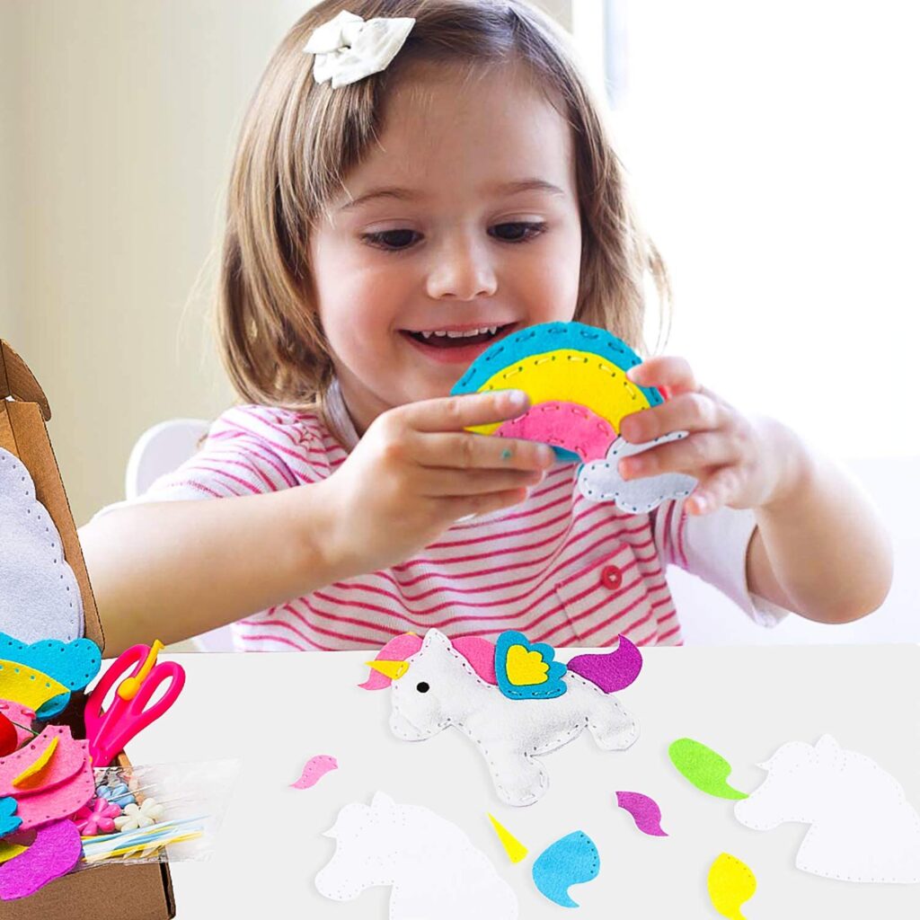 Baker Ross FE273 Kits de couture de licorne - Paquet de 3, ensemble de couture pour enfants, activités créatives pour enfants, projet idéal pour les arts et l'artisanat